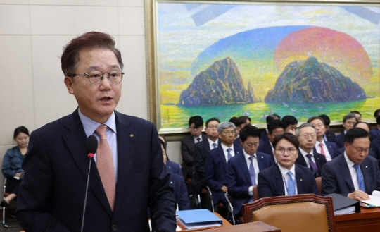 강석훈 산업은행 회장이 지난 10일 국회에서 열린 정무위원회의 국정감사에서 업무보고를 하고 있다. [연합뉴스]